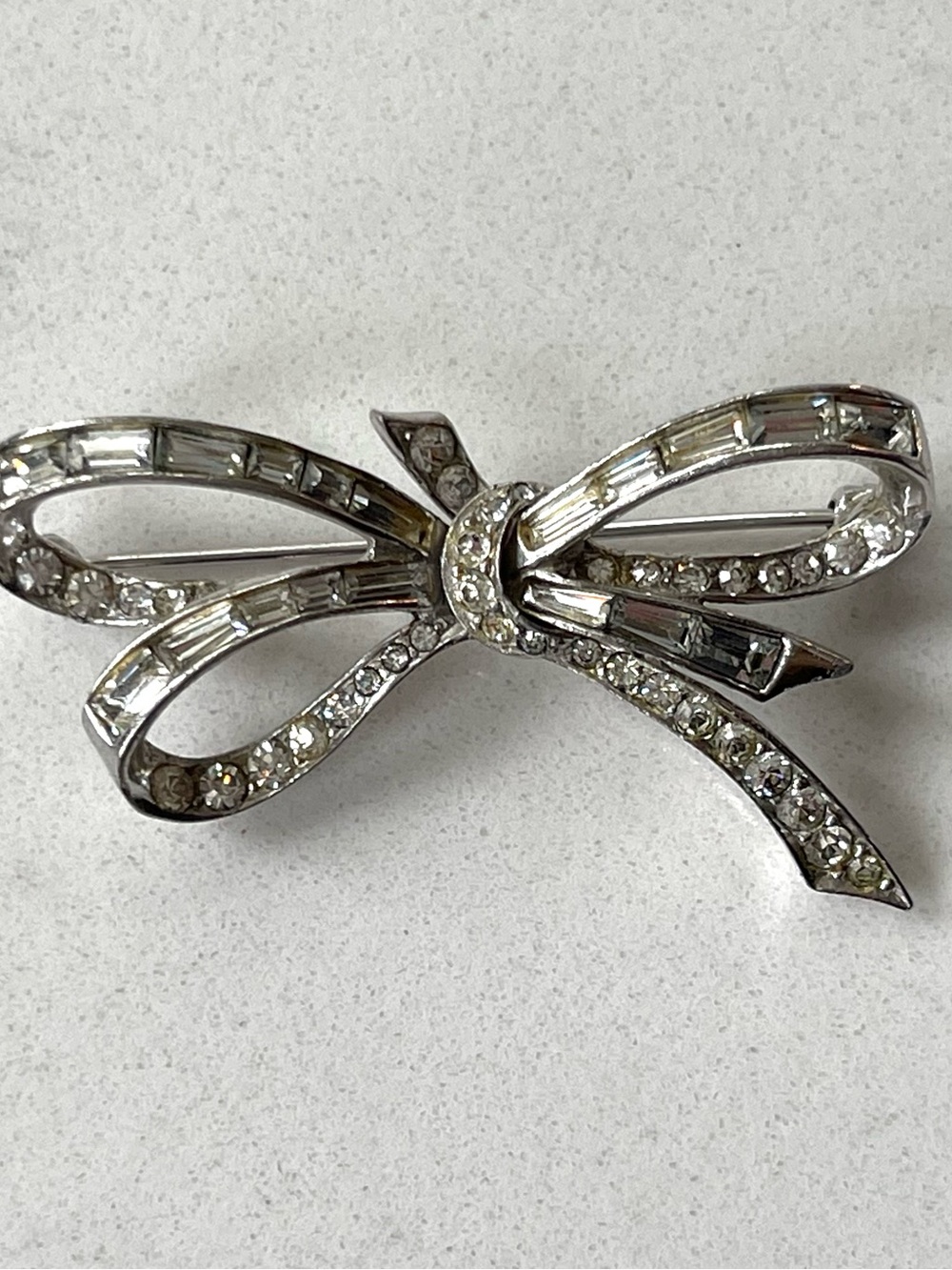 Vintage Signed Boucher Brooch With Ribbon Knot Design In Silver Tone 5266